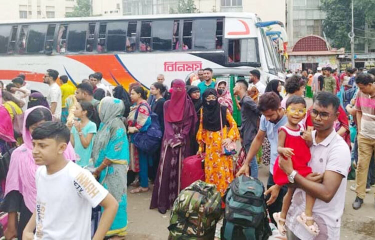 রাত পোহালেই পবিত্র ঈদুল আজহা। পরিবারের সঙ্গে ঈদ করতে শেষ দিনেও বাড়ি ফিরছে মানুষ। সকাল থেকেই বাস কাউন্টারে অপেক্ষা করছেন অনেকে। বাস পেলেই রওনা হচ্ছেন বাড়ির পথে। আজ সকালে রাজধানীর ধোলাইপাড়, যাত্রাবাড়ী ও সায়েদাবাদ ঘুরে এমন চিত্র দেখা গেছে। ছবি- জাগো নিউজ