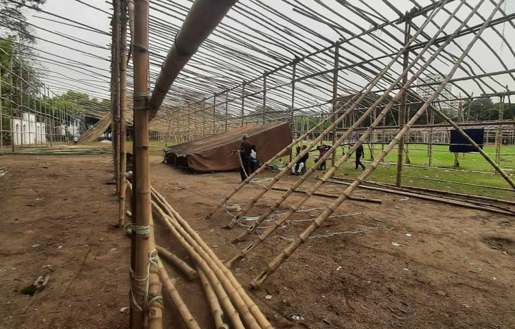 ঈদুল ফিতরের নামাজের জন্য প্রস্তুত করা হচ্ছে জাতীয় ঈদগাহ ময়দান। ছবি: ফজলুল হক