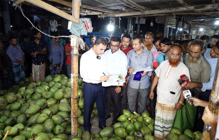 ডাবের অস্বাভাবিক মূল্য বৃদ্ধির কারণ অনুসন্ধানে অভিযান চালিয়েছে জাতীয় ভোক্তা-অধিকার সংরক্ষণ অধিদপ্তর। মঙ্গলবার রাত ১২টা ১৫ মিনিট থেকে বুধবার ভোর ৫টা ৩০ মিনিট পর্যন্ত এ অভিযান চালানো হয়। ছবি: জাগো নিউজ