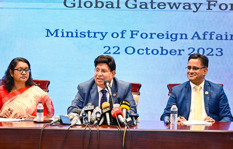 গ্লোবাল গেটওয়ে ফোরামের বৈঠকে যোগ দিতে তিনদিনের সফরে মঙ্গলবার বেলজিয়াম যাচ্ছেন প্রধানমন্ত্রী শেখ হাসিনা। আজ পররাষ্ট্র মন্ত্রণালয়ের সম্মেলনকক্ষে প্রধানমন্ত্রীর বেলজিয়াম সফর নিয়ে ব্রিফিংকালে এ কথা জানান পররাষ্ট্রমন্ত্রী এ কে আব্দুল মোমেন। ছবি: ইসমাইল হোসেন রাসেল