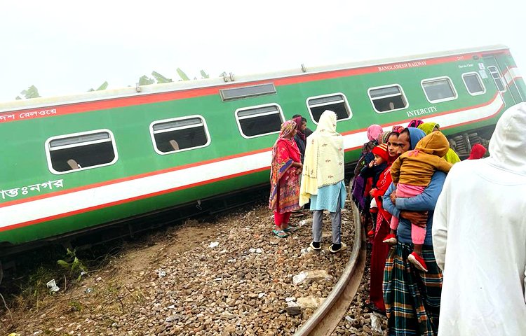গাজীপুরের ভাওয়াল রেলস্টেশন এলাকায় মোহনগঞ্জ এক্সপ্রেস ট্রেনের পাঁচটি বগি লাইনচ্যুত হয়ে একজন নিহত ও সাতজন আহতের ঘটনায় উদ্বেগ প্রকাশ করে বিচারবিভাগীয় তদন্ত দাবি করেছে বিএনপি। আজ এক বিবৃতিতে বিএনপির সিনিয়র যুগ্ম মহাসচিব অ্যাডভোকেট রুহুল কবির রিজভী এ দাবি জানান। ছবি: জাগো নিউজ
