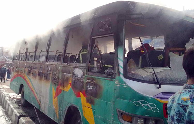 দিনদুপুরে রাজধানীর পোস্তগোলায় রাইদা পরিবহনের একটি বাসে আগুন দিয়েছে দুর্বৃত্তরা। আগুনে কোনো হতাহতের খবর পায়নি ফায়ার সার্ভিস। আজ দুপুর ২টা ৪০ মিনিটে আগুন লাগার খবর পায় ফায়ার সার্ভিস ও সিভিল ডিফেন্স। ছবি: জাগো নিউজ