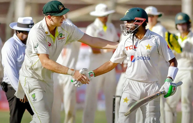 সিডনি টেস্টে আজ প্রথম দিনে পাকিস্তানের প্রথম ইনিংসে ফিরেছেন দুই ওপেনার। মিচেল স্টার্কের বলে ইনিংসের দ্বিতীয় বলে স্লিপে ক্যাচ দিয়ে আউট আবদুল্লাহ শফিক। পরের ওভারে অভিষিক্ত সায়েম আইয়ুবও আউট। জশ হ্যাজলউডের বলে উইকেটকিপার অ্যালেক্স ক্যারিকে ক্যাচ দিয়ে টেস্টে অভিষেক ইনিংস শুরু হয় তার। ছবি: সংগৃহীত