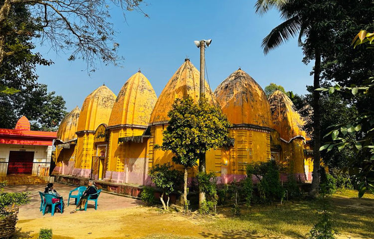 রাজধানীর (ঢাকা) কল্যাণপুর/উত্তরা থেকে শ্যামলী, হানিফ, কেয়া, এসআরসহ বেশ কিছু পরিবহনের বাসে জয়পুরহাট যাওয়া যায়। জয়পুরহাটে পৌঁছানোর পরে আপনাকে গদন শহর স্টপেজে যেতে হবে। সেখান থেকে ভ্যান ভাড়া করে বার শিবালয় মন্দির যেতে পারবেন। ছবি: আব্দুল্লাহ হেল বাকী