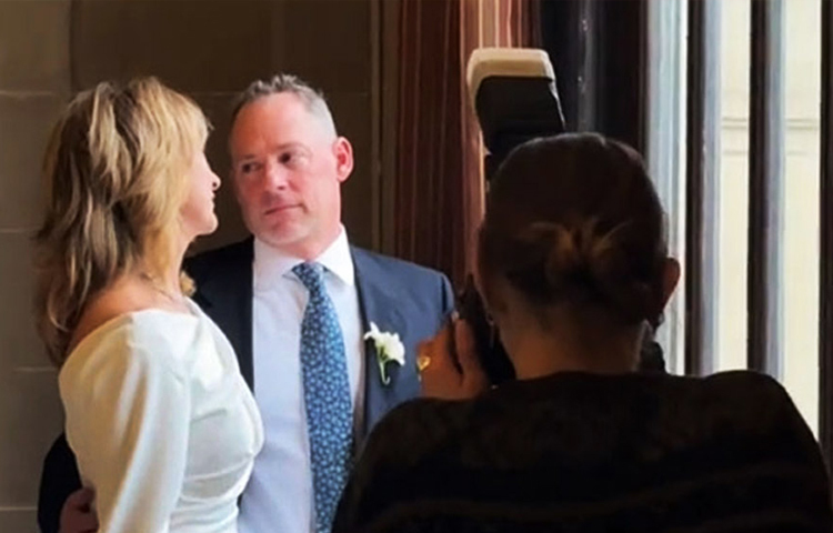 জুলি বলেন, অতীতের সব কিছু যেন নিমেষের মধ্যে কোথায় হারিয়ে গেলো। বুঝতে পারলাম পরিবারের আগে আর কোনো কিছু আসতে পারে না। আমাদের চার জনের যে আবার একসঙ্গে থাকা প্রয়োজন তা-ও বুঝলাম।’ ছবি: সংগৃহীত