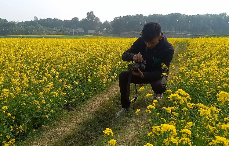 প্রকৃতিপ্রেমী মিন্টু হাসান, তানভীর ও মেহরাব হোসেন বলেন, ‘মাঠজুড়ে সরিষার হলুদ ফুলের দৃশ্য দেখার জন্য এসেছি। অনেক সুন্দর জায়গা। একটি বাঁশের সাঁকো এখনকার প্রাকৃতিক সৌন্দর্য বাড়িয়ে দিয়েছে।’  ছবি: রুবেলুর রহমান