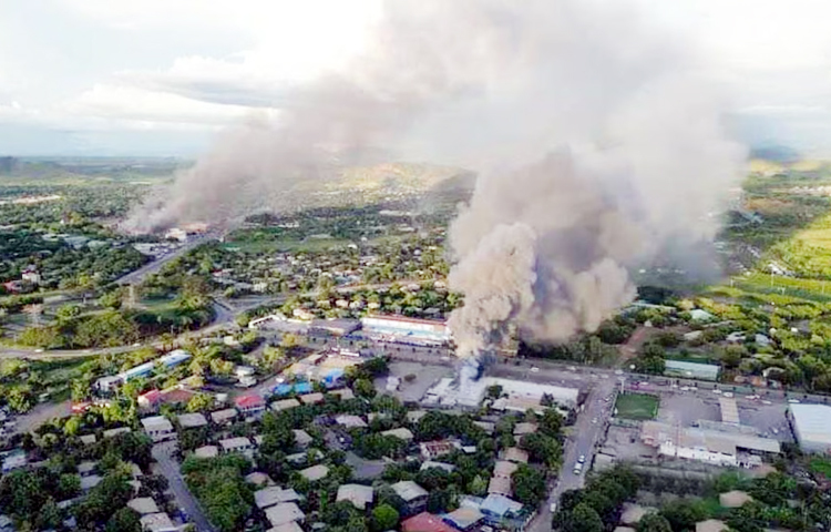পাপুয়া নিউ গিনিতে দাঙ্গা-লুটপাটের ঘটনায় কমপক্ষে ১৫ জন নিহত হয়েছে। এর মধ্যে আটজনের মৃত্যু হয়েছে রাজধানী পোর্ট মোরেসবিতে এবং বাকি সাতজন নিহত হয়েছে দেশটির উত্তরাঞ্চলীয় লাই শহরে। ছবি: সংগৃহীত