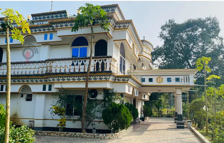 শুধু তাই নয়, বর্তমানে পর্যটন কেন্দ্রে পরিণত হয়েছে শখের বসে নির্মাণ করা একটি বাড়ি। বারইয়ারহাট-খাগড়াছড়ি সড়কের আঁকাবাঁকা পাহাড়ি পথ পাড়ি দিয়ে করেরহাট ইউনিয়নের কয়লায় প্রাকৃতিক সৌন্দর্যের লীলাভূমি পাহাড়ি জনপদে  নির্মাণ করা হয়েছে বাড়িটি।  ছবি: এম মাঈন উদ্দিন