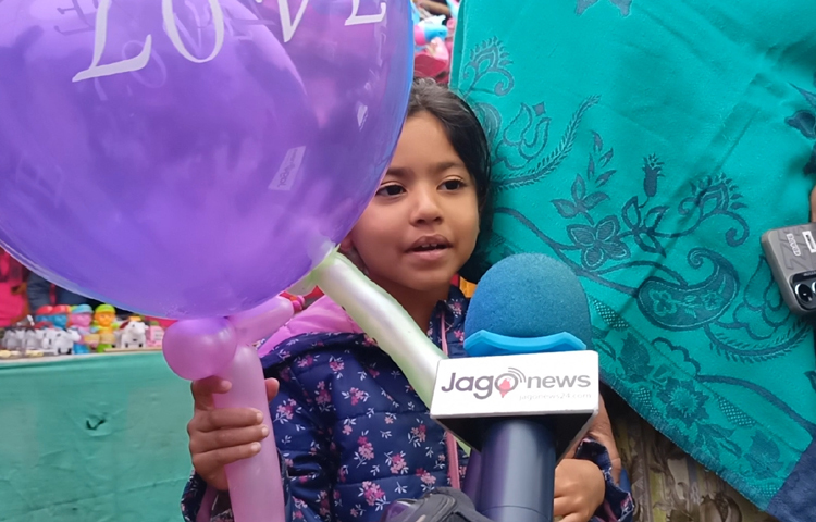 পুরো বছরজুড়ে এ দিনটির জন্য অপেক্ষায় থাকেন এখানকার স্থানীয় হিন্দুধর্মের মানুষের পাশাপাশি মুসলিমরাও। মেলাটি ঘিরে আশপাশের বেশ কয়েকটি এলাকার মানুষের সমাগম ঘটে। মেলা উপলক্ষে এখানকার স্থানীয়রা তাদের আত্মীয়দের বাড়িতে নিমন্ত্রণ জানান। ছবি: বিধান মজুমদার অনি