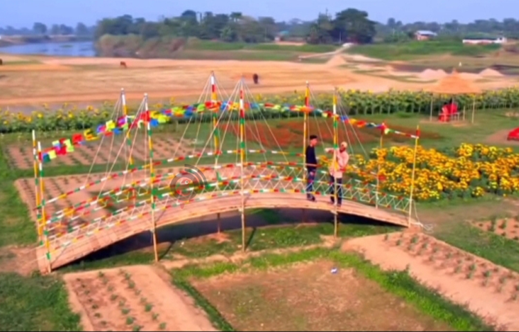 বাগান তৈরি করতে ডিসেম্বর মাসের প্রথম দিকে প্রায় ২৫ ধরনের ফুলের চারা সিলেট থেকে আনতে ও এগুলোকে পরিচর্যা করতে সাড়ে তিন লাখ টাকা খরচ হয়েছে উদ্যোক্তাদের। একই সঙ্গে দর্শনার্থীদের সুবিধার কথা ভেবে নির্মাণ করা হয়েছে ওয়াশরুম, ক্যান্টিন, লেকের ওপর বাঁশের সেতুসহ ছবি তোলার বিভিন্ন ইভেন্ট।  ছবি: লিপসন আহমেদ