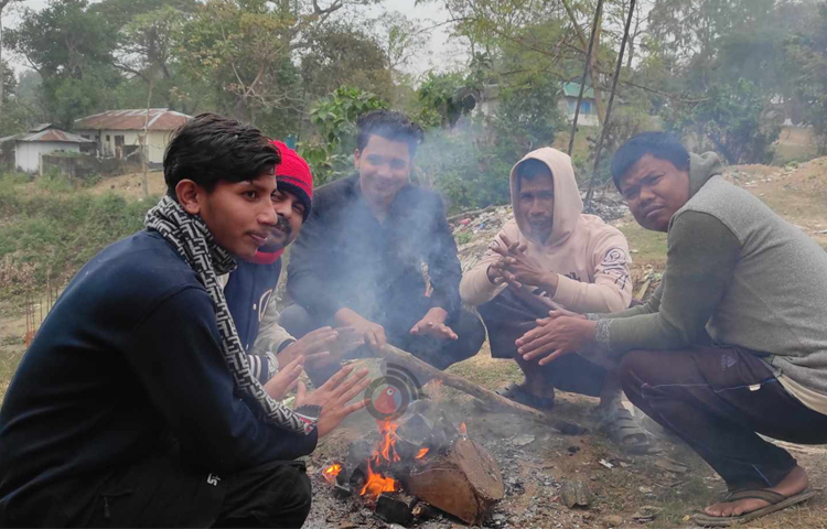 আগুন জ্বালিয়ে শীত নিবারণের চেষ্টা। ছবি: সাইফুল উদ্দিন