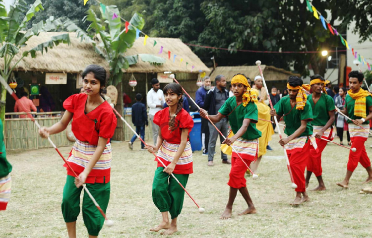 পিঠা উৎসবের উদ্বোধনের সময় আয়োজন করা হয়েছিল সাংস্কৃতিক অনুষ্ঠান। সঙ্গে ছিল গ্রাম-বাংলার ঐতিহ্যবাহী লাঠিখেলা। ছবি: মাহবুব আলম