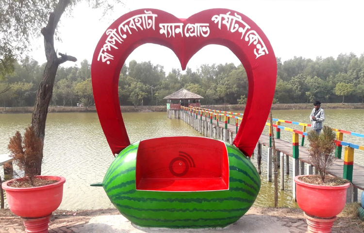 এছাড়া সমগ্র বন উপভোগের জন্য বনের ভেতর দিয়ে ট্রেইল ব্যবস্থা, বনের লেকে বোটের ব্যবস্থাও আছে। এছাড়া বেশ কিছু কাজ চলমান আছে। ঘুরতে এসে রাত্রিযাপনসহ বিভিন্ন সুবিধা রাখা হয়েছে। ছবি: আহসানুর রহমান রাজীব