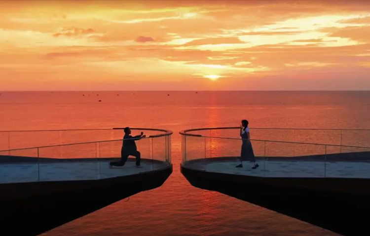 যে দম্পতিরা সেখানে যাবে, তারা সেতুর দুই পাশের দুই অংশে দাঁড়াবে এবং চুমু খাওয়ার জন্য নাটকীয়ভাবে একটু ঝুঁকতে হবে। শুধু তাই নয় সেতুর দুই অংশের মধ্যকার দূরত্ব এত নিখুঁতভাবে করা হয়েছে যে, বছরের প্রথমদিন সূর্য দুটি অংশের মধ্যবর্তী ফাঁকে পড়বে। ছবি: সংগৃহীত