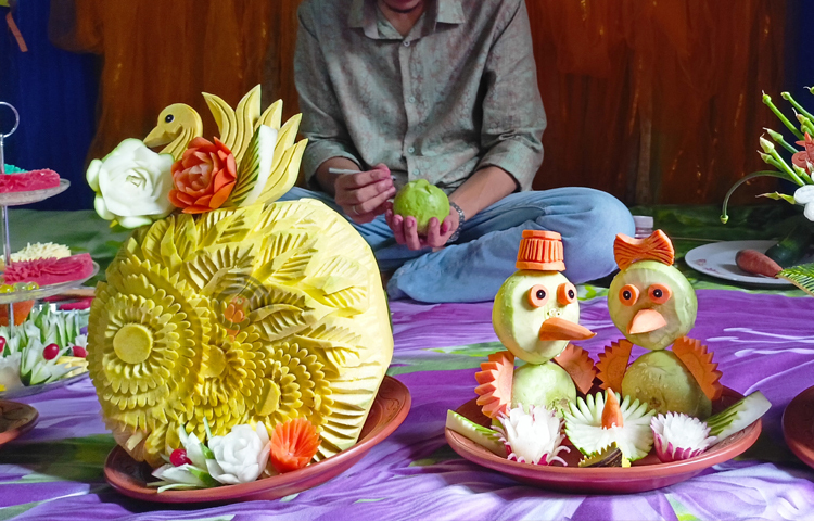 ফারদিন নাছোড়বান্দা, বাবার ভয়ে লুকিয়ে লুকিয়ে চালিয়ে যেতেন তার এই শিল্পকর্ম। সকল চড়াই-উতরাই পার করে একসময়ে বড় দুই বোন আর মায়ের সাপোর্ট পেয়ে তিনি তার এই প্রতিভাকে আরও বিকশিত করতে থাকেন। ছবি: বিধান মজুমদার অনি