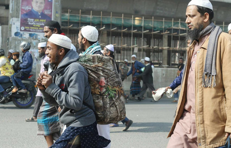 আখেরি মোনাজাত শেষে এভাবেই ভোগান্তিতে পড়েন মুসল্লিসহ এই পথের অন্যান্য যাত্রীরা। ছবি: মাহবুব আলম