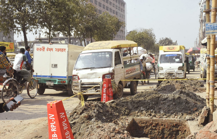জুরাইনের গেন্ডারিয়া এবং মতিঝিল এলাকায় রাস্তায় গর্তের কারণে চরম ভোগান্তিতে এলাকাবাসী ও পথচারীরা। ছবি: বিপ্লব দীক্ষিত