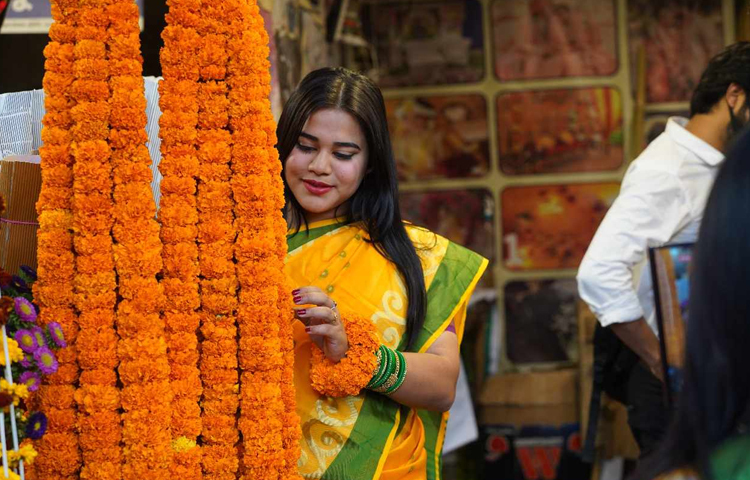 আজ ১৪ ফেব্রুয়ারি সেই ধারাবাহিকতায় বিশ্ব ভালোবাসা দিবস। পুরো বিশ্বে পালিত হচ্ছে এই দিনটি। শুধু প্রেমিক-প্রেমিকা নয় সবাইকে ভালোবাসা বিনিময় করার দিন আজ। ছবি: মাহবুব আলম