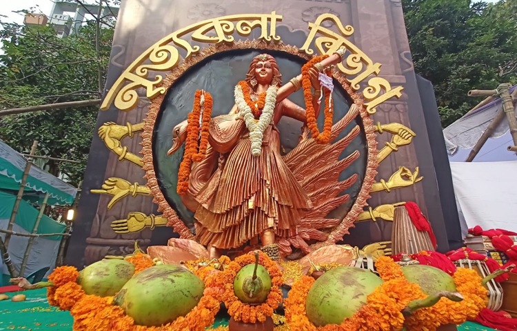 বিভিন্ন বিভাগের আয়োজনে তৈরি করা হয়েছে দৃষ্টিনন্দন সরস্বতীর প্রতিমা। ছবি: মাহবুব আলম