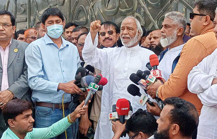 আজ সকালে জাতীয়তাবাদী তাঁতীদলের ৪৪তম প্রতিষ্ঠাবার্ষিকী উপলক্ষে বিএনপির প্রতিষ্ঠাতা জিয়াউর রহমানের সমাধিতে পুষ্পস্তবক অর্পণ ও ফাতিহা পাঠ, দোয়া শেষে সাংবাদিকদের সঙ্গে আলাপ করেন বিএনপির স্থায়ী কমিটির সদস্য ড. আব্দুল মঈন খান। ছবি: জাগো নিউজ