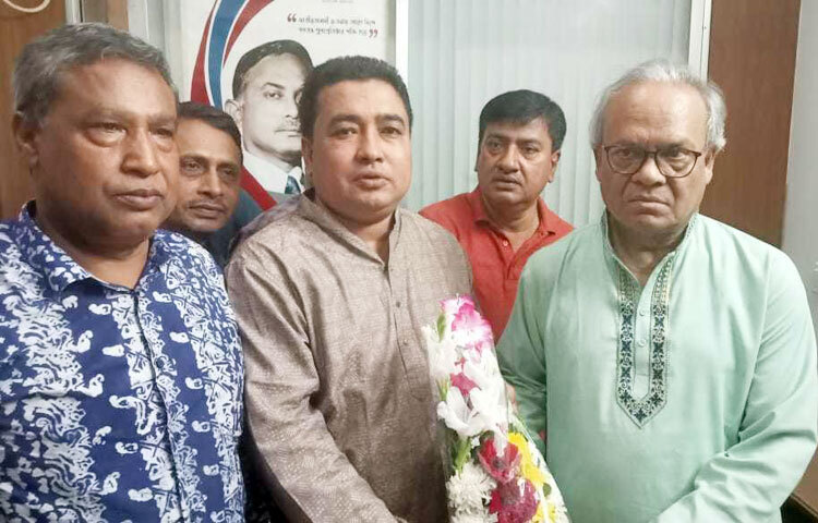 আজ দুপুরে নয়াপল্টনে দলের কেন্দ্রীয় কার্যালয়ে কৃষক দলের যুগ্ম-সম্পাদক মেহেদী হাসান পলাশসহ কারামুক্ত নেতাকর্মীরা বিএনপির সিনিয়র যুগ্ম মহাসচিব রুহুল কবির রিজভীর সঙ্গে দেখা করতে যান। ছবি: জাগো নিউজ