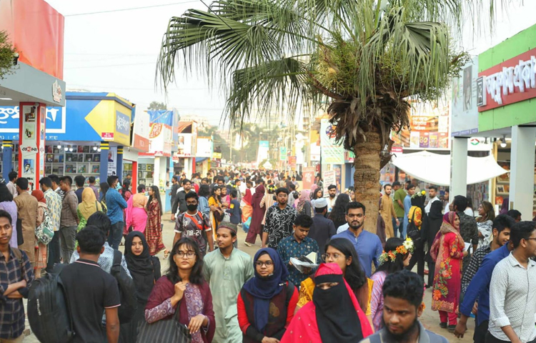পাঠক লেখক দর্শনার্থীদের পদচারণায় শেষ সময়ে জমে উঠেছে বইমেলা। ছবি: মাহবুব আলম