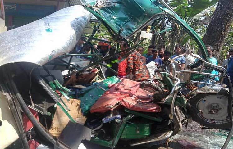 পিরোজপুরে বাসচাপায় ইজিবাইক ও মোটরসাইকেলের ৭ যাত্রী নিহত হয়েছেন। আজ দুপুর ১২টার দিকে সদর উপজেলার পাড়েরহাট সড়কের বেলতলা এলাকায় এ ঘটনা ঘটে। ছবি: সংগৃহীত