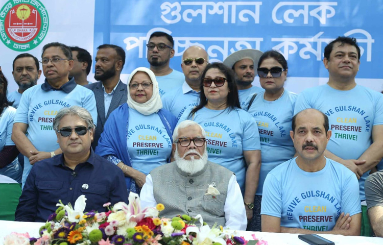 লেক পরিষ্কার কার্যক্রম উদ্বোধন অনুষ্ঠানে উপস্থিত ছিলেন তথ্য ও সম্প্রচার প্রতিমন্ত্রী মোহাম্মদ আলী আরাফাত, ঢাকা উত্তর সিটি করপোরেশনের মেয়র মো.আতিকুল ইসলাম, প্রধানমন্ত্রীর বেসরকারি শিল্প ও বিনিয়োগ উপদেষ্টা সালমান এফ রহমান, গুলশান সোসাইটির সভাপতি ব্যারিস্টার ওমর সাদাতসহ বিভিন্ন দূতাবাস থেকে আমন্ত্রিত অতিথিরা। ছবি: মাহবুব আলম