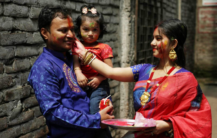 পরিবার নিয়ে উৎসব আনন্দে মেতেছে সবাই। ছবি: মাহবুব আলম