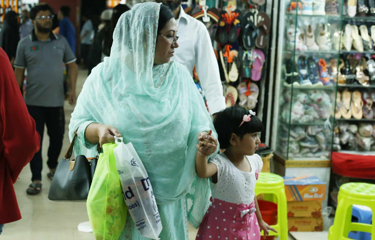 মার্কেট ঘুরে প্রয়োজনীয় জিনিস কিনছেন ক্রেতারা। ছবি: মাহবুব আলম