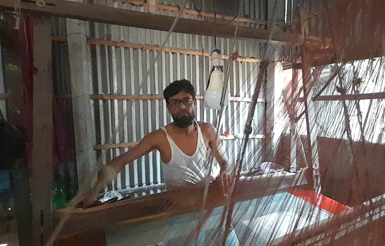 তবে এবার ঈদে ফতেহমোহাম্মদপুর এলাকার চিত্র পুরোটাই ভিন্ন। পৌর শহরের অবাঙালি অধ্যুষিত বেনারসী পল্লী ফতেহমোহাম্মদ এলাকায় কারিগরদের কাজের তৎপরতা নেই। ছবি: শেখ মহসীন