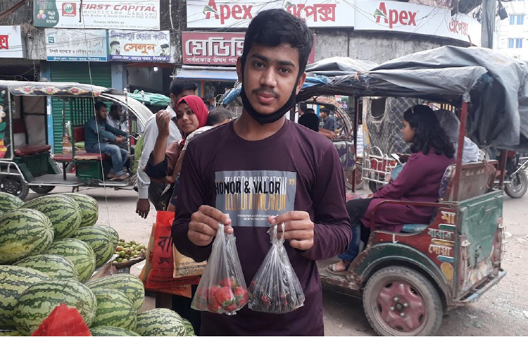 বাজারে দেখা যায়, বিভিন্ন ফলের দোকানে এই ফল বিক্রি হচ্ছে। ছবি: এমদাদুল হক মিলন