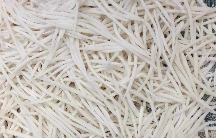 ঈদের দিন সকালে অতিথি আপ্যায়নে হাতে কাটা সেমাই ও বিভিন্ন ধরনের নকশী পিঠা ছাড়া চলে না এই জেলার মানুষের। ছবি: মঞ্জুরুল ইসলাম