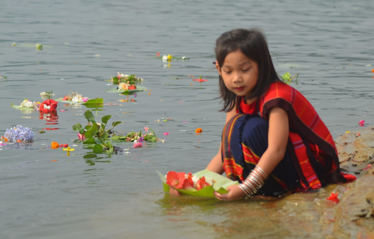 হ্রদের পানিতে ফুল ভাসানোর উৎসবে মেতে ওঠেছে সবাই। ছবি: সাইফুল উদ্দীন