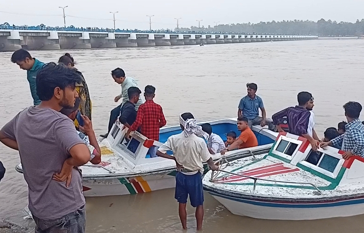 তিস্তা ব্যারাজ যেন মিনি কক্সবাজারে পরিণত হয়েছে। স্পিডবোট ও পালতোলা নৌকায় মাত্র ৫০ টাকায় তিস্তার বুকে ভাসছেন দর্শনার্থীরা। ছবি: রবিউল হাসান