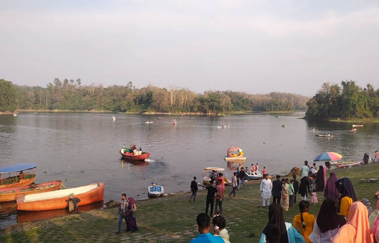 মহামায়া ইকোপার্ক ইজারা পাওয়া ঠিকাদারি প্রতিষ্ঠান এআর এন্টারপ্রাইজের কর্মকর্তা মো. জাহেদ হোসেন বলেন, প্রতিদিন ৩০০ থেকে ৪০০ পর্যটক পার্কে আসেন। ছবি: এম মাঈন উদ্দিন