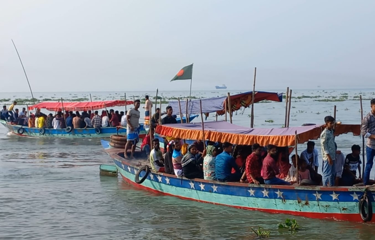 আবার কেউ স্ট্রিলবডি ট্রলারে করে মেঘনার বালুচর (মিনি কক্সবাজার) ঘুরতে যাচ্ছেন। ছবি: শরীফুল ইসলাম