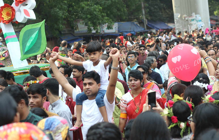 শোভাযাত্রায় আবহমান বাংলার ইতিহাস-ঐতিহ্যের সঙ্গে সাম্প্রতিক ঘটনাপ্রবাহের প্রতীকী উপস্থাপনের নানা বিষয় স্থান পেয়েছে। ছবি: মাহবুব আলম