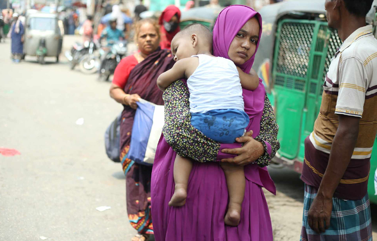 বাস থেকে নেমে ব্যাগ-বস্তা নিয়েই সিএনজিচালিত অটোরিকশা খুঁজছে মানুষরা। ছবি: মাহবুব আলম