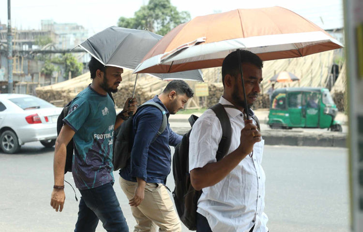 যাত্রাপথে ছাতা মাথায় দিয়ে, বাসে কিংবা যানবাহনে হাত পাখার বাতাসে গরম কমানোর চেষ্টা করছেন অনেকেই। ছবি: মাহবুব আলম