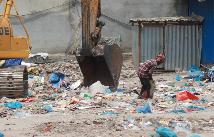 ডিএসসিসির সম্পত্তি বিভাগ সূত্র জানায়, ক্ষতিগ্রস্ত ব্যবসায়ীদের সহায়তার জন্য একটি উন্মুক্ত তহবিল গঠন করা হয়েছিল। আইএফআইসি ব্যাংকে সেই হিসেব পরিচালিত হচ্ছে। ছবি: মুসা আহম্মেদ