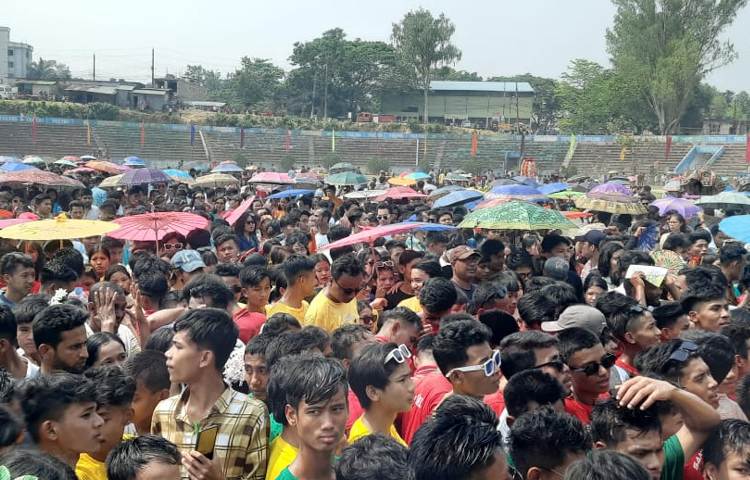 জলকেলিতে অংশ নিতে ভিড় করছেন তরুণ-তরুণীরা। ছবি: মাহবুবুল ইসলাম পলাশ
