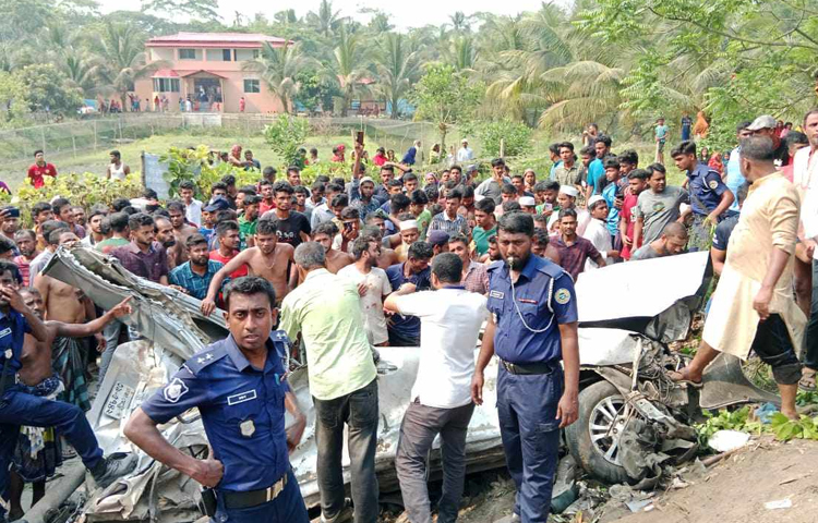 এতে ট্রাকের ক্ষতি কম হলেও মাইক্রোবাস ও অটোরিকশাটি দুমড়ে-মুচড়ে যায়। পরে স্থানীয়রা ও ফায়ার সার্ভিসের কর্মীরা উদ্ধার অভিযান চালান। এসময় রক্তাক্ত অনেকগুলো দেহ উদ্ধার করা হয়। ছবি: আতিকুর রহমান