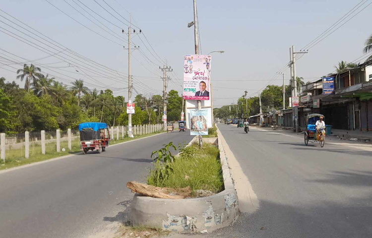 পাবনার ঈশ্বরদীতে সপ্তাহজুড়ে তাপপ্রবাহ বিরাজ করছে। আজ চলতি মৌসুমের সর্বোচ্চ তাপমাত্রা রেকর্ড করা হয়েছে ৪১ ডিগ্রি সেলসিয়াস। বিকেল ৩টায় এ তাপমাত্রা রেকর্ড করা হয়। এটি চলতি মৌসুমে ঈশ্বরদীর সর্বোচ্চ তাপমাত্রা। ছবি: শেখ মহসীন