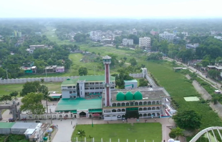 মসজিদটিতে এবার আন্তর্জাতিক মানের দৃষ্টিনন্দন ইসলামিক কমপ্লেক্স নির্মাণের উদ্যোগ নেওয়া হয়েছে। দ্রুতই এর কাজ শুরু হবে। যার নামকরণ হবে ‘পাগলা মসজিদ ইসলামিক কমপ্লেক্স’। এটি নির্মাণে প্রাথমিক ব্যয় ধরা হয়েছে ১১৫ কোটি টাকা। সেখানে ৬০ হাজার মুসল্লি একসঙ্গে নামাজ আদায় করতে পারবেন। ছবি: এসকে রাসেল