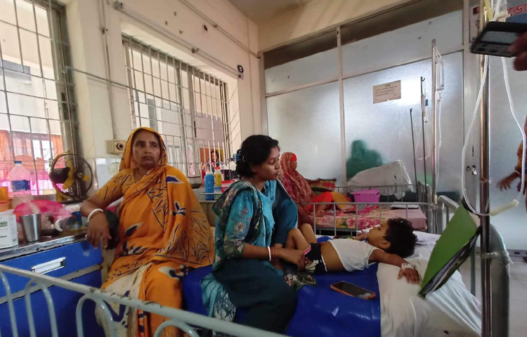 ফলে শিশু হাসপাতালেও বাড়ছে রোগীর সংখ্যা। ছবি: মাহবুব আলম
