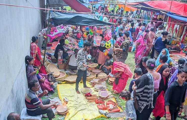 চট্টগ্রামের মিরসরাইয়ের জোরারগঞ্জে দুইশ বছরের পুরোনো ঐতিহ্যবাহী ইছামতি মেলা দেখতে মানুষের ঢল নেমেছে। ছবি: এম মাঈন উদ্দিন