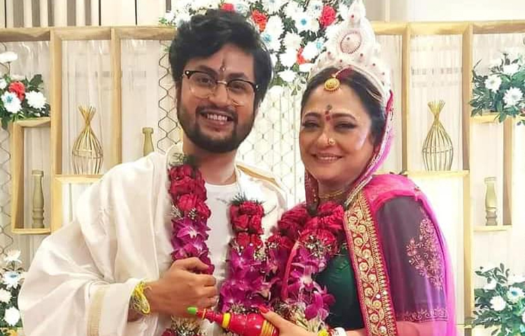 প্রায় ৬ বছর চুটিয়ে প্রেমের পর বিয়ে করেছেন তারা। এরই মধ্যে তাদের বিয়ের ছবি প্রকাশ্যে এসেছে। ছবি: ফেসবুক থেকে