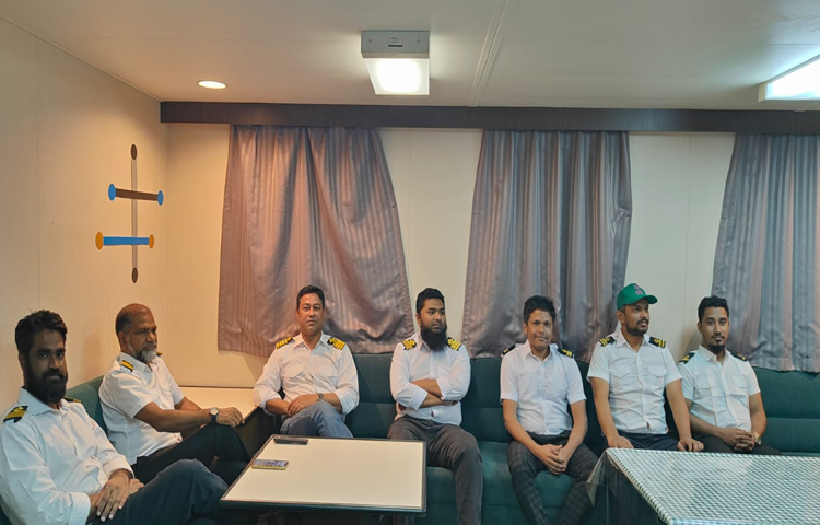 এমভি আবদুল্লাহর পরিচালনা প্রতিষ্ঠান এস আর শিপিং লিমিটেডের প্রধান নির্বাহী কর্মকর্তা (সিইও) মেহেরুল করীম জানান, বাংলাদেশি জাহাজটি এখন আল হারামিয়া বন্দরে ব্রাভো অ্যাকাংরেজে অবস্থান করছে। জেটিতে ভেড়ার জন্য জাহাজটি এখন সংশ্লিষ্ট বন্দর কর্তৃপক্ষের অনুমতির অপেক্ষায় আছে। আজ অনুমতি মিলতে পারে। ছবি: এমভি আবদুল্লাহর ক্যাপ্টেন মোহাম্মদ আবদুর রশিদের সৌজন্যে পাওয়া