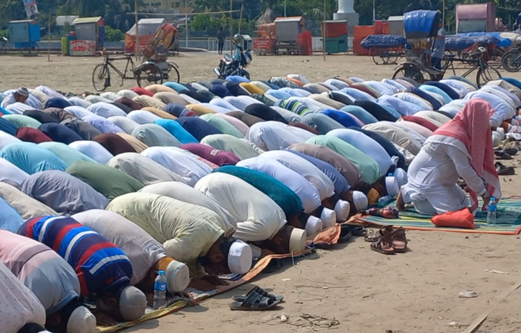 নামাজ শেষে বৃষ্টির জন্য বিশেষ দোয়া করা হয়। ছবি: শরীফুল ইসলাম